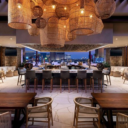 Conrad Las Vegas At Resorts World Dış mekan fotoğraf The bar at the rooftop lounge